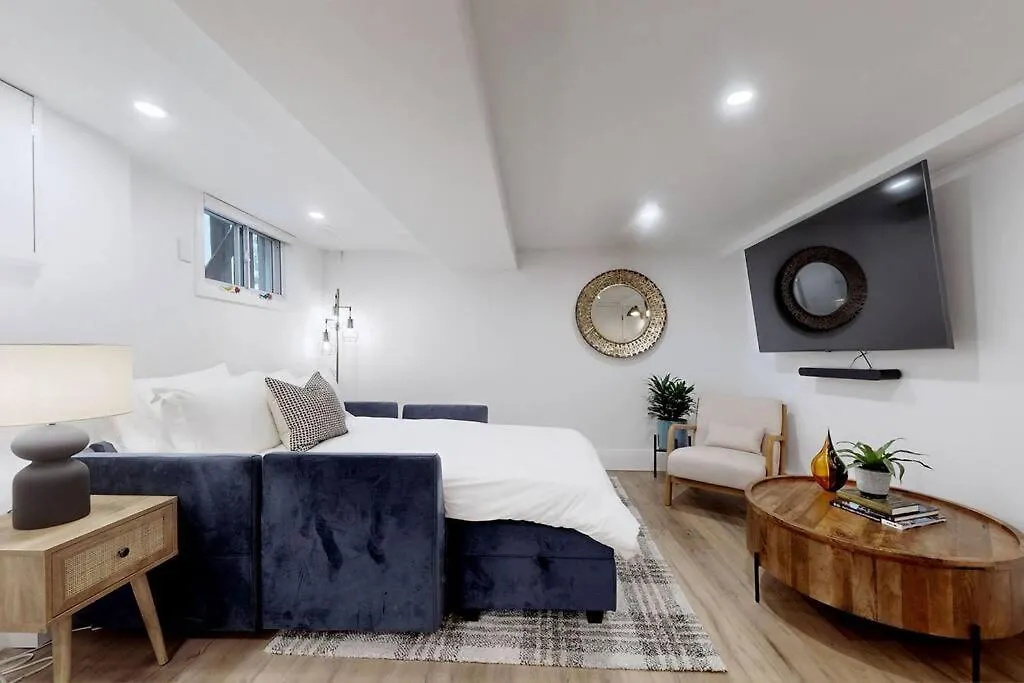 Fresh And Modern Guest Suite Toronto