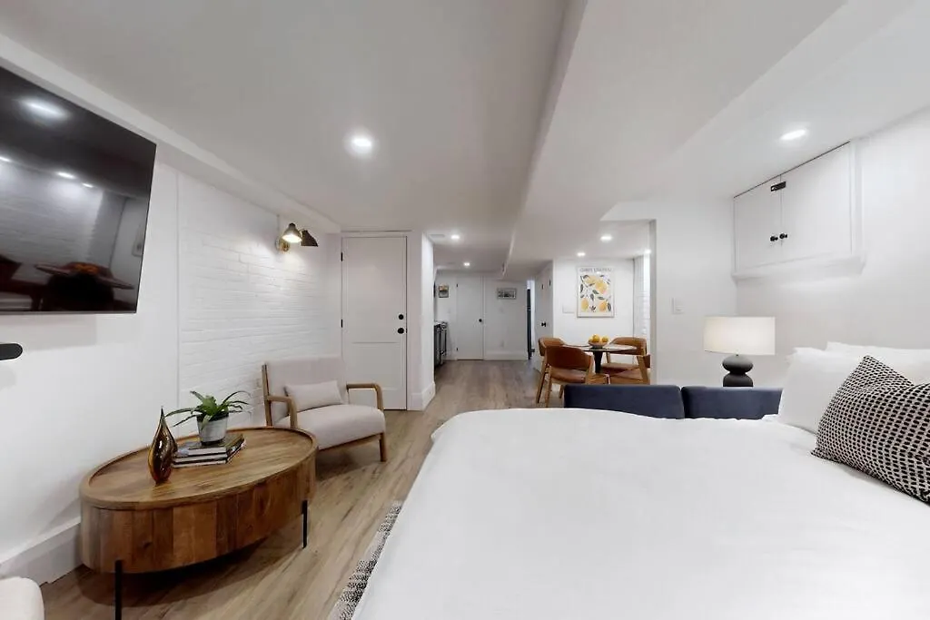 Fresh And Modern Guest Suite Toronto