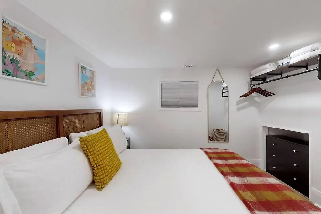 Fresh And Modern Guest Suite Toronto